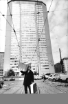 Immigrato sardo davanti al grattacielo Pirelli, Milano 1968