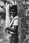 Miliziana del Paigc (Partito africano per l'indipendenza della Guinea e di Capo Verde) nella foresta, Guinea-Bissau 1970
