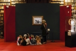 Pinacoteca Ambrosiana, sala Federiciana, bimbi in gita ammirano la Canestra di frutta di Caravaggio