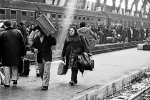 Alberto Roveri, immigrati in arrivo dal sud alla Stazione Centrale, Milano 1974