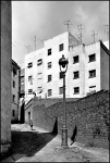 Passaggio dalla Calle Simancas a via Favencia, la facciata è quella posteriore di un edificio della Calle Simancas, Barcellona 1967-1972